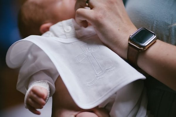Comment choisir la tenue de baptême de son enfant ?