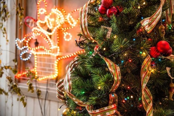 Comment décorer son sapin de Noël : Conseils et Astuces